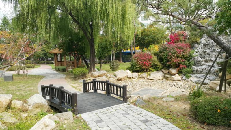 단지 내 작은 공원이 있어 저녁이나 주말에 가벼운 산책을 즐기기에도 안성맞춤이에요