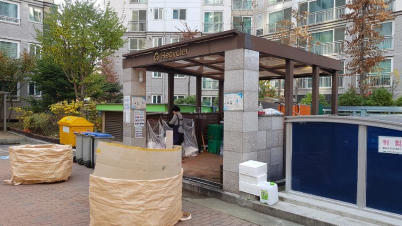 지붕이 있어 우천시에도 편리한 이용이 가능한 분리수거장이에요