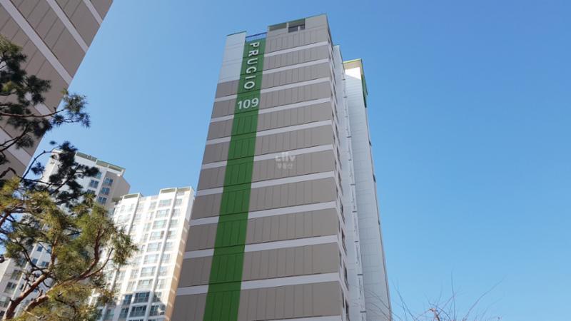 둔촌푸르지오는 총 주차대수 1,174대로 세대당 주차대수는 1