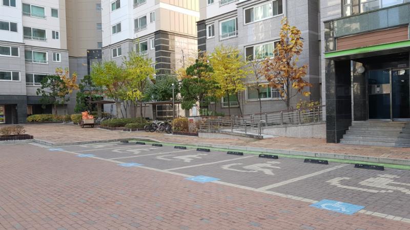 공용현관 바로 앞에 있는 지상주차장이에요
