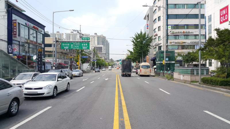 왕복 14차선으로 1989년 2월에 개통된 양재대로입니다