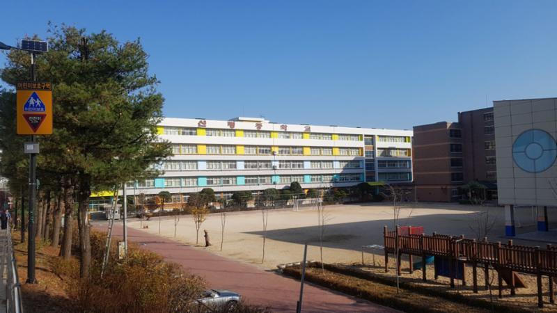 신명중학교입니다