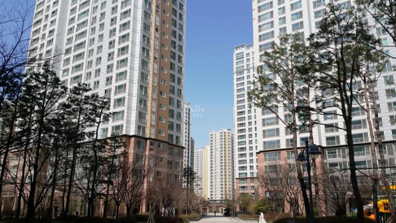 고급스러운 디자인과 차별화된 분위기로 단지의 품격을 한층 더 높이는 초당마을우남퍼스트빌 단지전경 모습이에요