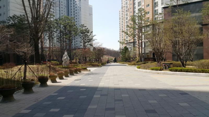 단지를 따라 걸으며 자연을 느낄 수 있는 쾌적한 단지 내 산책로고요