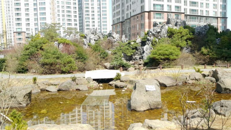 단지 내 미니공원을 조성하여 주민들의 만족도가 높아요
