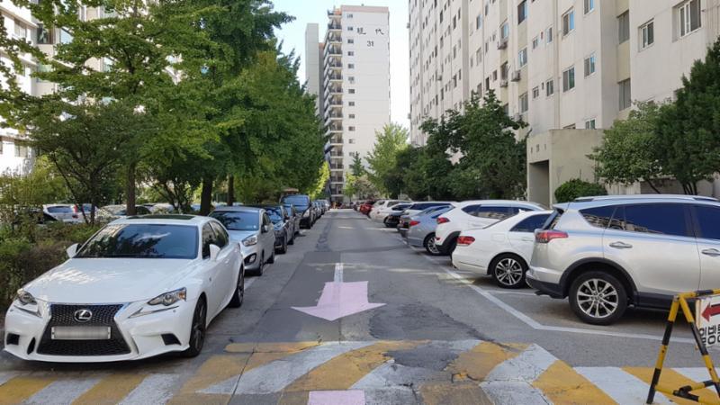 도로와 인접해 있는 현대맨숀 지상주차장입니다