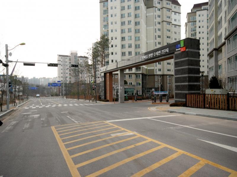 정문앞도로