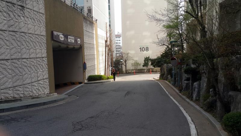 지하주차장과 인접한 단지내 도로 입니다
