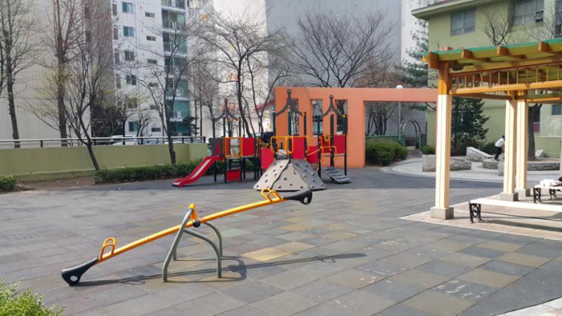 단지 내에 위치한 어린이놀이터 모습이에요