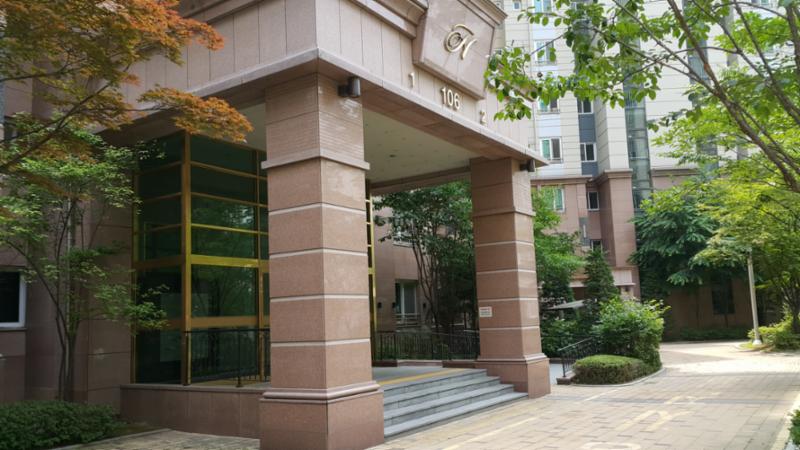 백련산힐스테이트1차의 1층 공용현관 입구에요