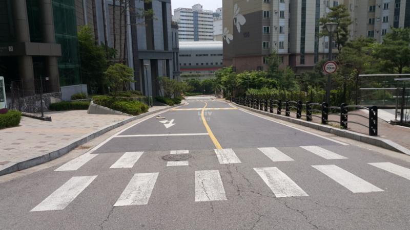 백련산힐스테이트1차의 단지 내 도로에요