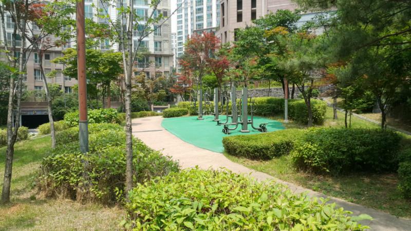 아파트와 연결되어 있는 산책로가 조성되어 있어요