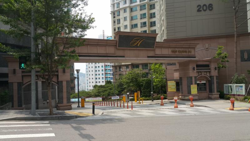 백련산힐스테이트2차 정문이에요