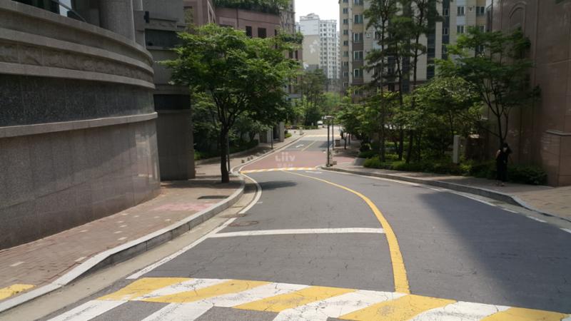 차로와 보행로가 나누어져 있어 차량이 다니지 않는 안전한 도로구요
