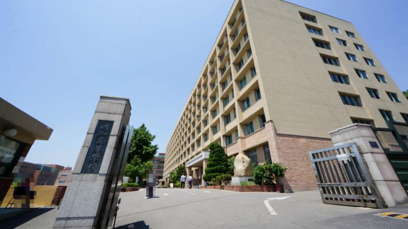 1948년 4월에 설립된 학교로 거리가 가까워 아이들의 통학이 편리하며, 주위에 유해시설이 없어 안전한 교육환경이 조성되어 있습니다