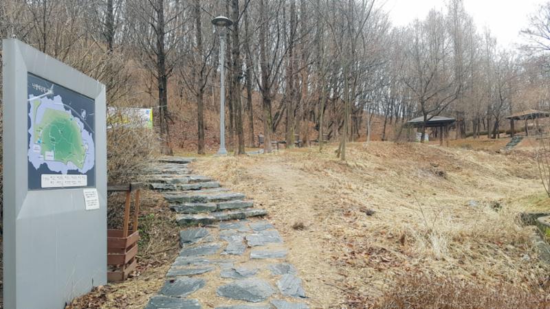 단지 근처에 공원시설이 위치하고 있어 차량이나 도보를 이용하여 주말에 가족들과 나들이 가기에 좋을것 같습니다