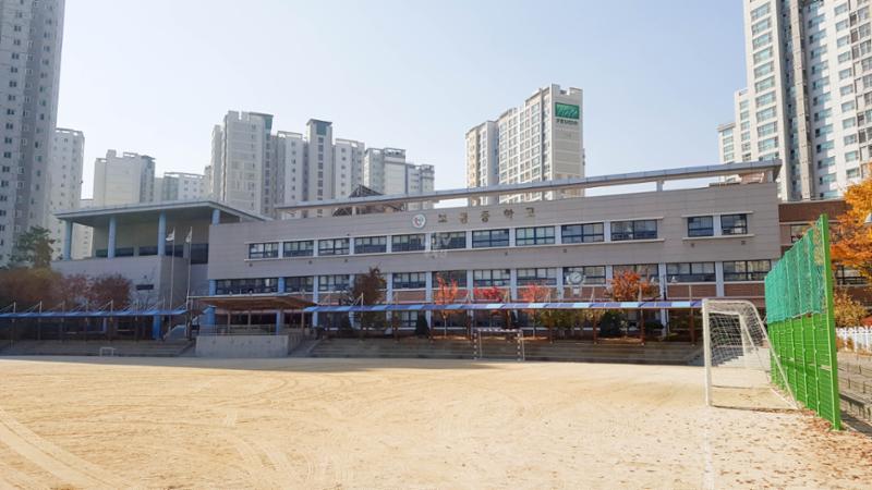단지내 중학교가 위치하고 있어 학생들이 안전하고 편리하게 등하교를 할수 있습니다