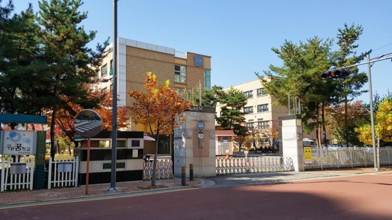 단지와 인접한 곳에 교육시설이 위치하고 있어 대중교통을 이용하지 않고도 편안하게 통학이 가능한 거리로 학생들은 편리하게 다닐수 있어서 좋습니다