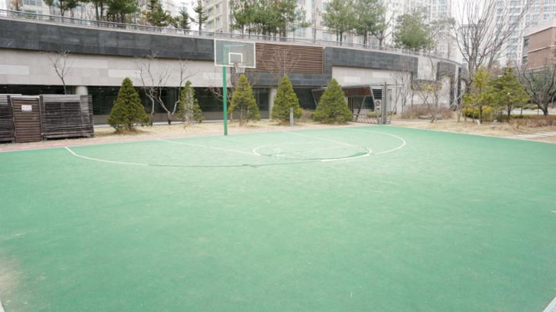 체력 단련이 가능한 다양한 운동기구가 설치된 단지 내 체육시설이에요