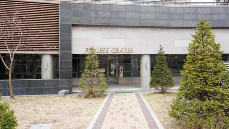 단지 내에 있는 휘트니스센터 입구에요