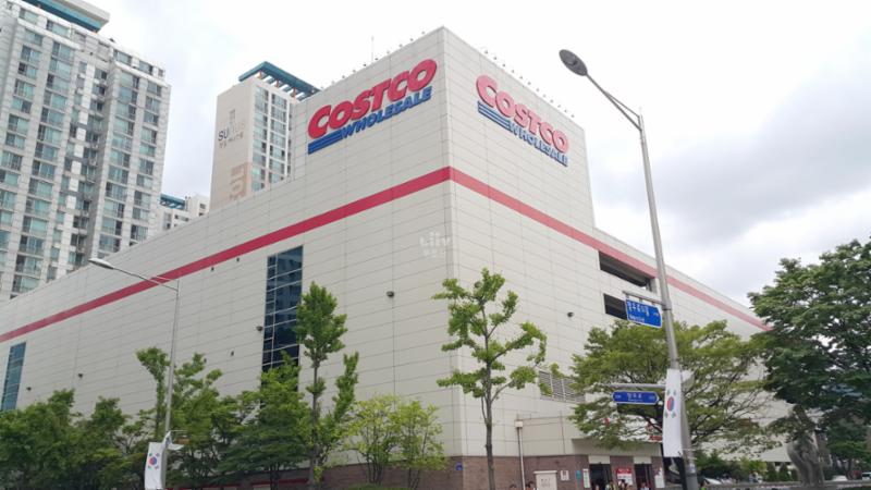 단지 인근에 위치한 대형마트로 이용이 편리하고 대형주차장이 함께 설치되어 있어 주말에도 주차 걱정없이 편리하게 이용할 수 있습니다