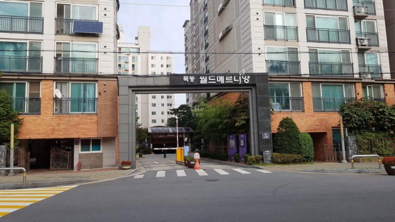 멋스러운 문주가 돋보이는 단지 정문이에요