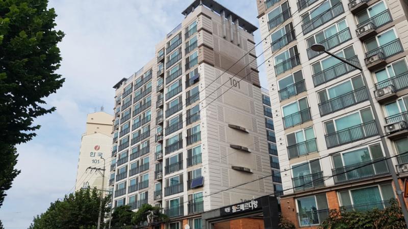 단지만의 특별한 외관 디자인으로 품격 있고 고급스러움이 느껴지는 단지 모습이에요