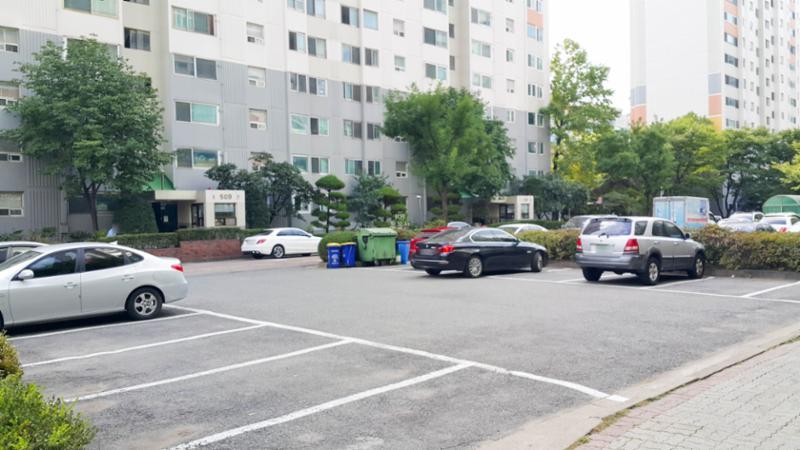 단지 현관 곳곳마다 지상 주차장이 마련되어 있고 넓이 또한 넉넉하여 차량간의 불편사항이 없으며 도로와 인접해 정문이나 후문으로 이동이 편리해져요