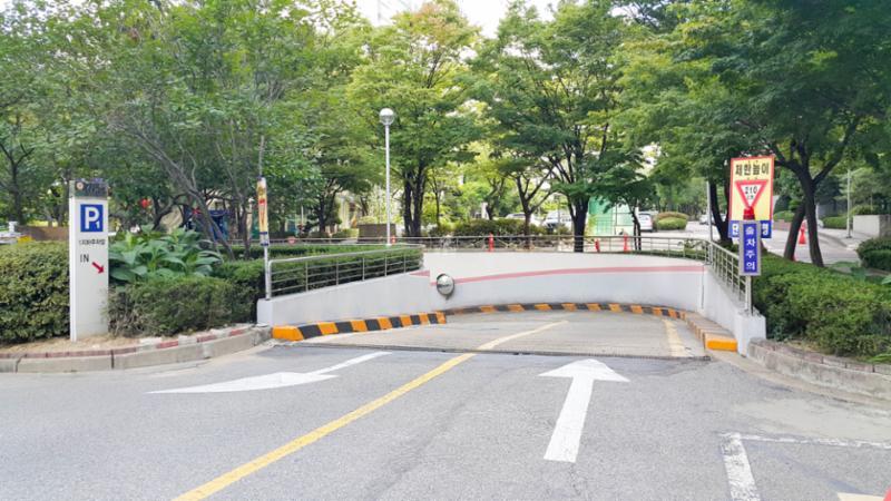지하주차장 출입구 입니다