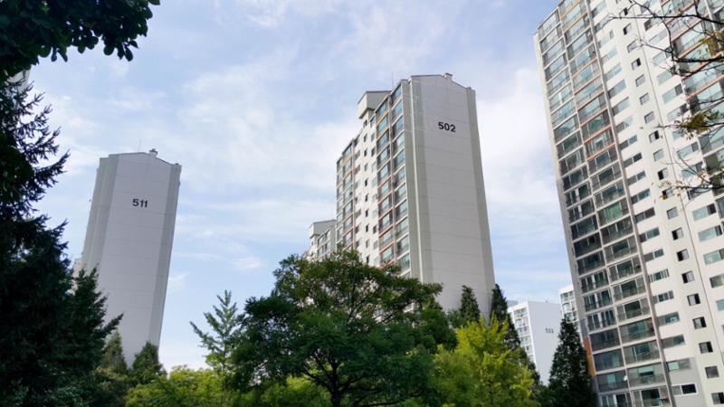 1993년에 입주한 단지여서 다소 세월의 흔적은 보이지만 페인트로 재마감해 깔끔한 외관을 자랑해요