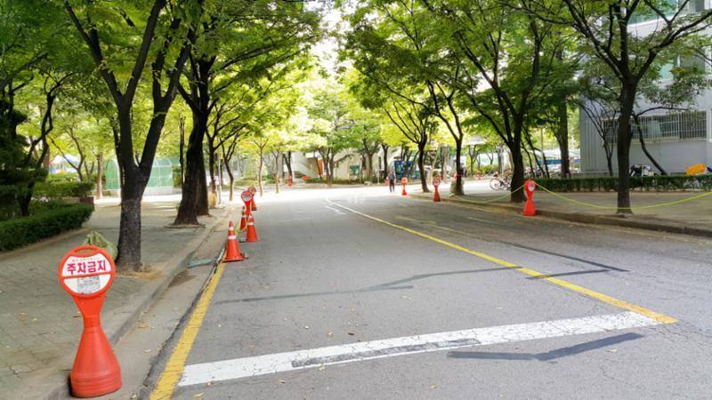 단지 내부를 가로지르는 도로에요