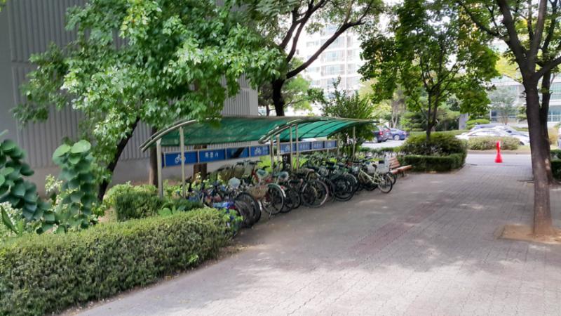 공동현관 옆으로 자전거를 주차할 수 있도록 공간이 마련되어 있으며, 단지 곳곳에 자전거 보관소를 제공하고 있어요