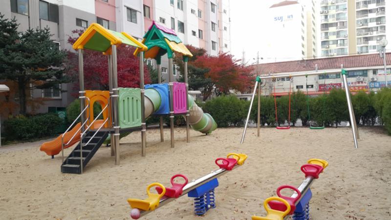 밝은 분위기로 꾸며진 단지 내 어린이놀이터에요