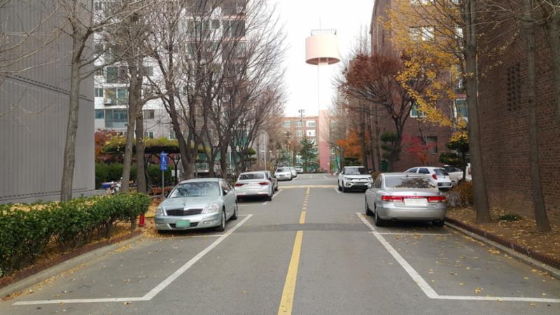 지상주차장과 인접한 단지 내 도로에요