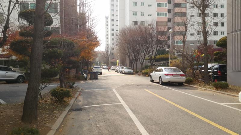 단지 내부를 이어주는 도로에요