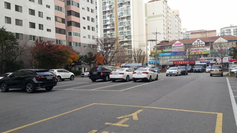 넉넉한 주차공간을 갖춘 지상주차장이에요