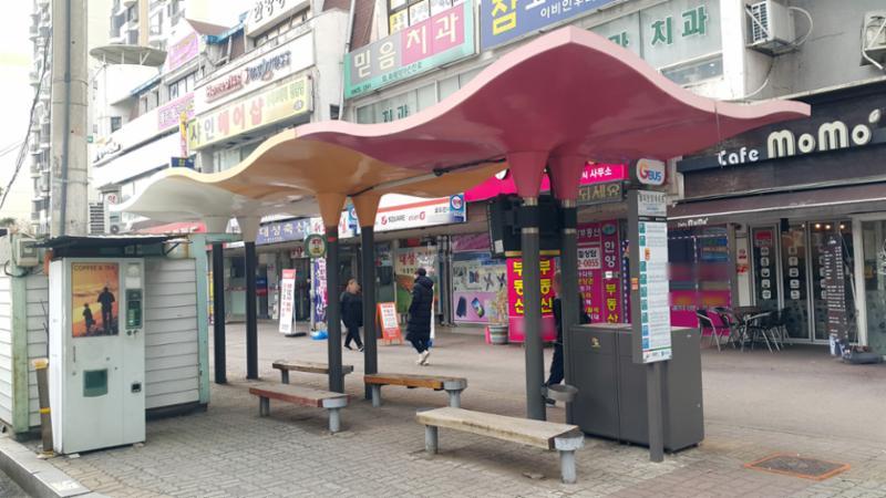 단지 건너편에 위치한 버스정류장[월피한양아파트] 입니다