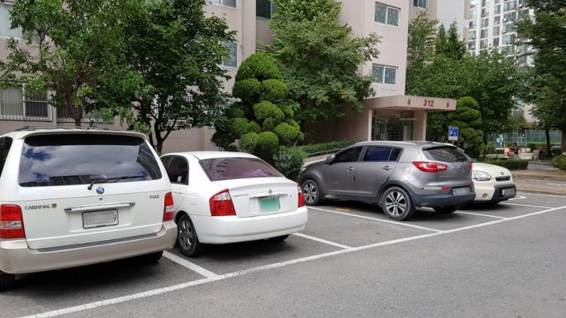 단지 내 지상주차장 모습이에요