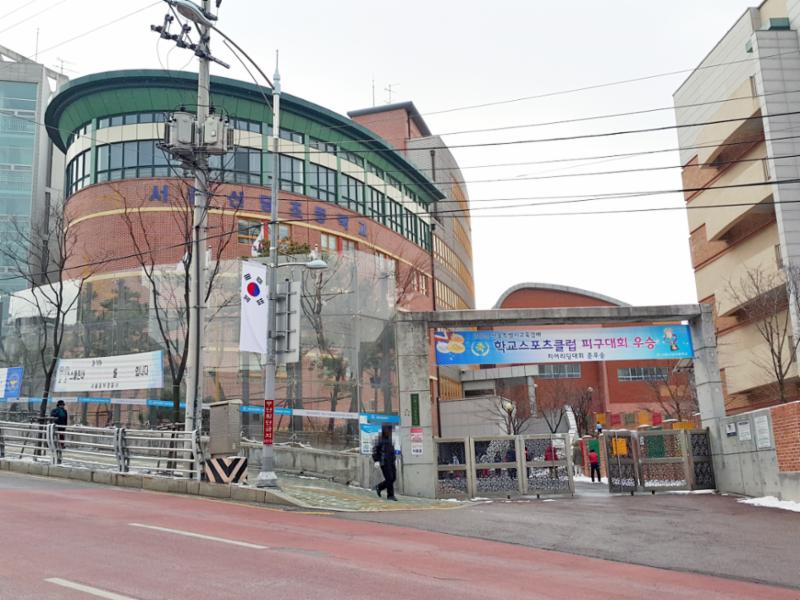 단지에서 도보 3분 거리에 위치해 있는 신당초등학교입니다
