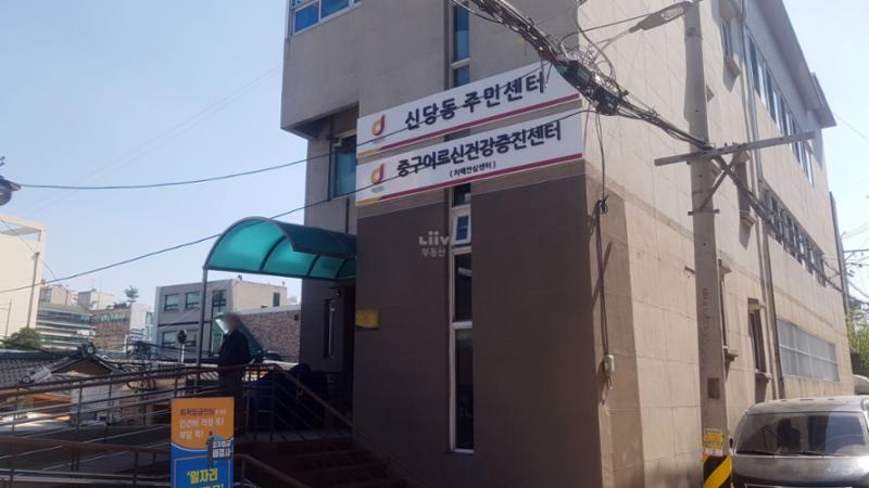 단지 주변으로 주민센터가 가까이에 위치해 있어 멀리 나가지 않고도 주민센터에서의 다양한 업무를 쉽게 이용할 수 있습니다