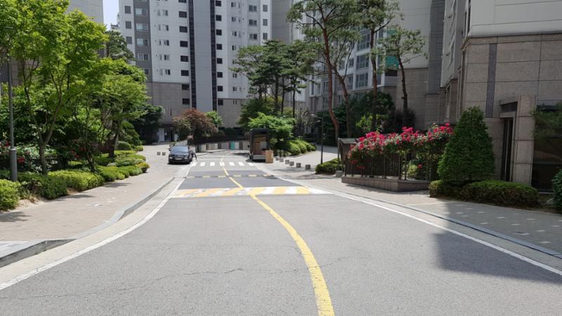 단지를 관통하여 이어져 있는 단지 내 도로입니다