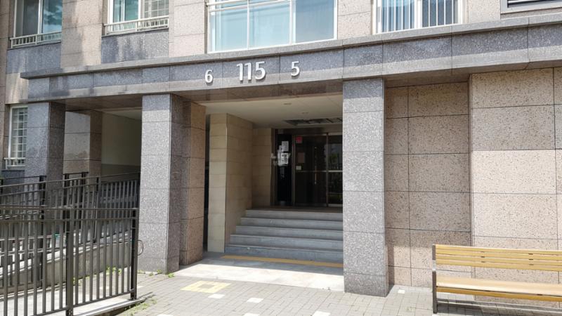 동과 호수 라인 현판이 대리석 위에 고급스럽게 설치된 공용현관이에요