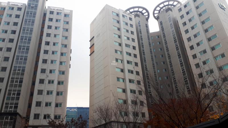 신촌휴먼시아1단지 아파트의 깔끔하고 세련된 전경 사진이에요