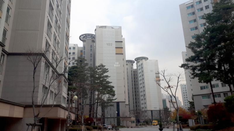 신촌휴먼시아1단지 아파트 전경이에요