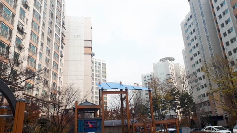 고급스러운 디자인과 차별화된 분위기로 단지의 품격을 한층 더 높이는 신촌휴먼시아1단지 단지전경 모습이에요