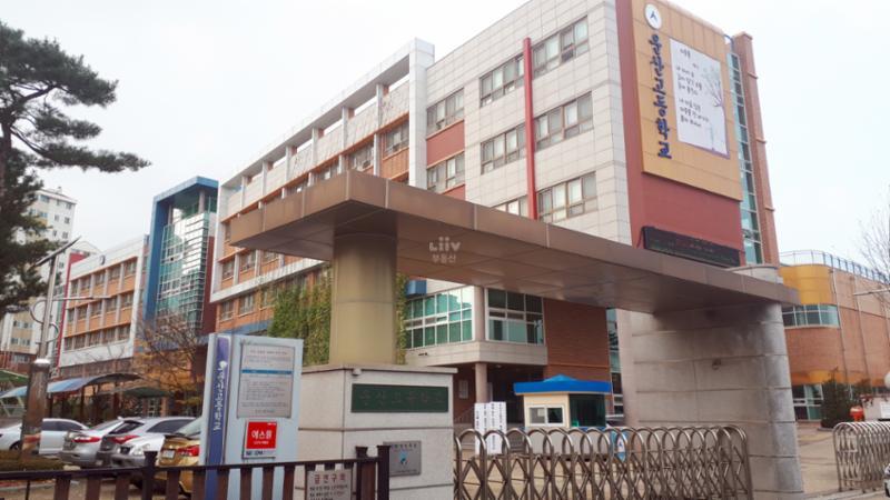 단지와 인접한 곳에 교육시설이 위치하고 있어 대중교통을 이용하지 않고도 편안하게 통학이 가능한 거리로 학생들은 편리하게 다닐수 있어서 좋습니다