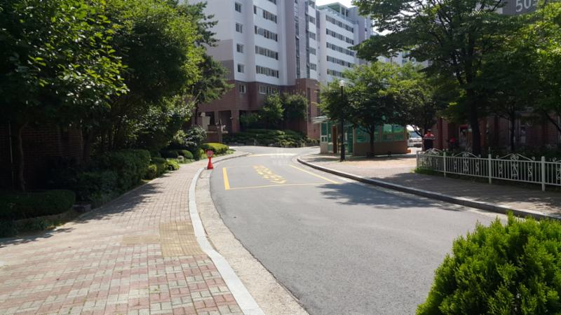 단지 내 도로 모습이에요