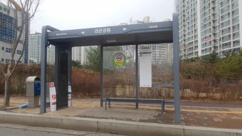 단지 앞에 위치한 버스정류장 모습입니다