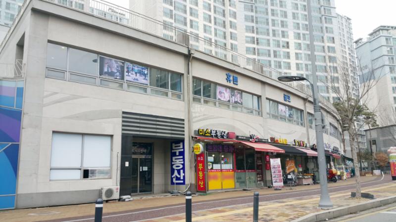 단지 내 상가가 배치되어 있고 다양한 업종의 상가들이 입점해 입주민들이 멀리 가지 않아도 편리하게 이용할 수 있도록 신경 쓴 모습이에요