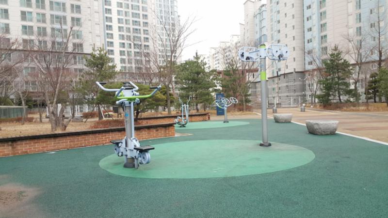 단지 내에 운동시설이 설치 되어 있어요